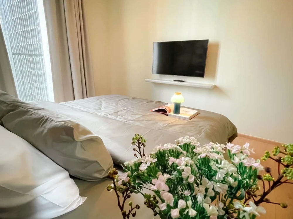 For Rent: NOBLE AROUND SUKHUMVIT 33 (Rare Item) — The largest unit in the project. Features a garden view and an open, unobstructed outlook. Book now!