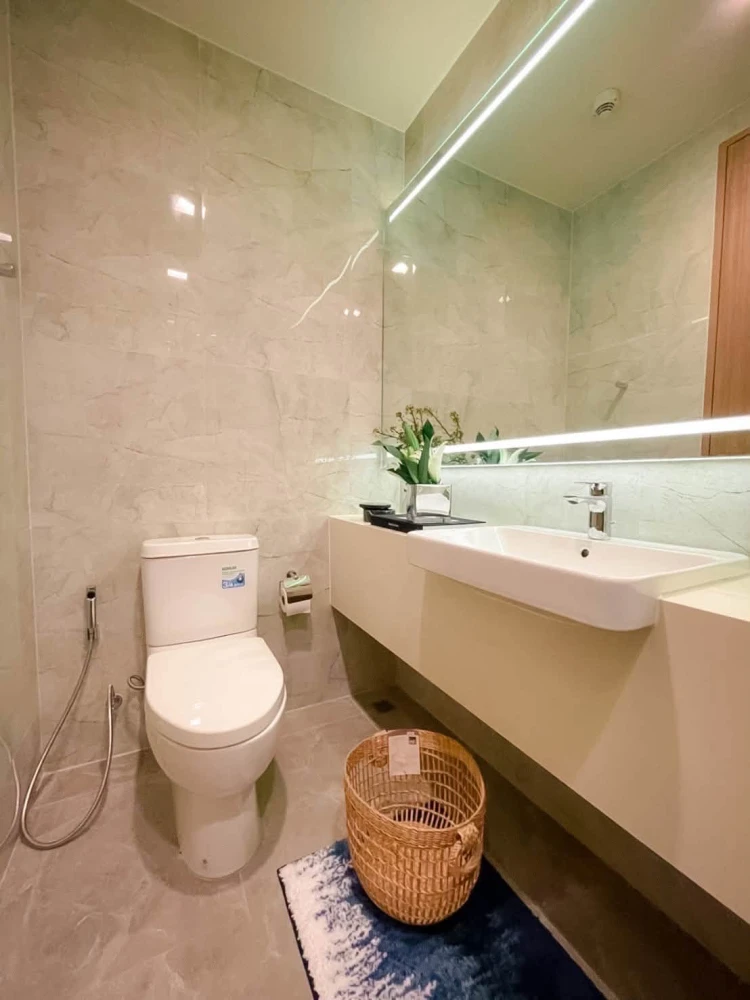 For Rent: NOBLE AROUND SUKHUMVIT 33 (Rare Item) — The largest unit in the project. Features a garden view and an open, unobstructed outlook. Book now!