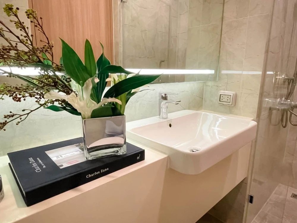 For Rent: NOBLE AROUND SUKHUMVIT 33 (Rare Item) — The largest unit in the project. Features a garden view and an open, unobstructed outlook. Book now!