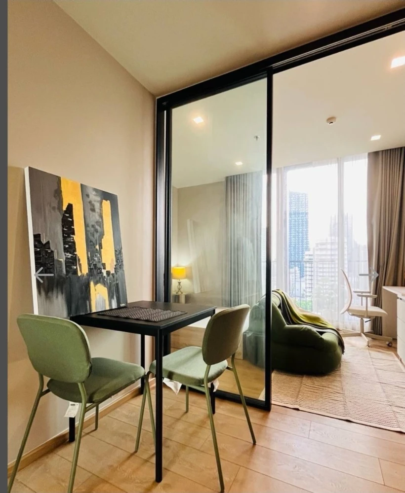 For rent: Noble Around Sukhumvit 33, 9th floor. Spacious, bright, and airy room. Book now!