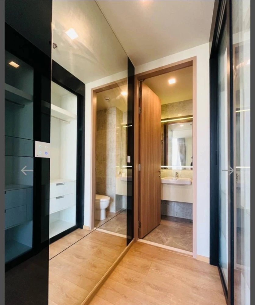 For rent: Noble Around Sukhumvit 33, 9th floor. Spacious, bright, and airy room. Book now!