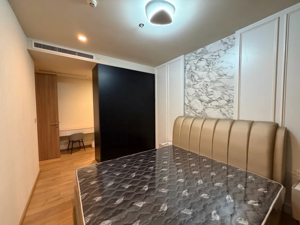 For rent: Noble Around Sukhumvit 33. Spacious and comfortable room, fully furnished and ready to move in. Book now!