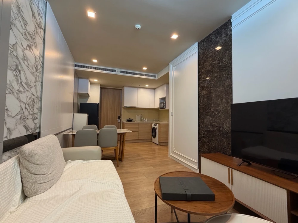 For rent: Noble Around Sukhumvit 33. Spacious and comfortable room, fully furnished and ready to move in. Book now!