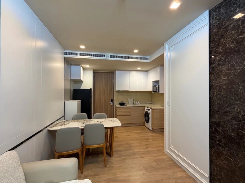For rent: Noble Around Sukhumvit 33. Spacious and comfortable room, fully furnished and ready to move in. Book now!