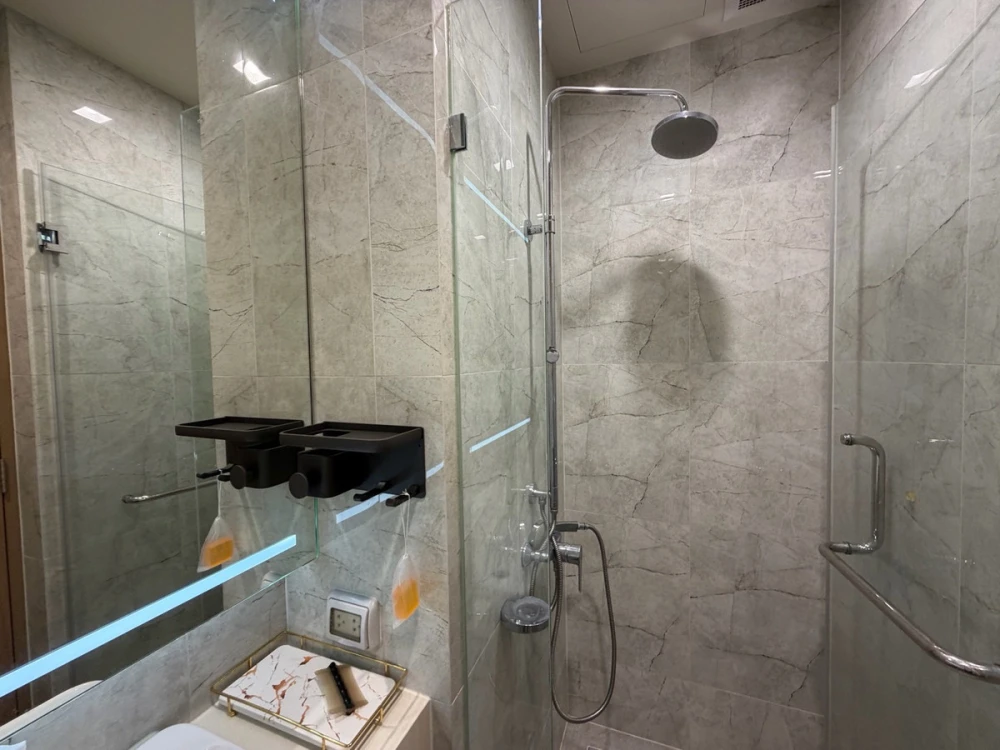 For rent: Noble Around Sukhumvit 33. Spacious and comfortable room, fully furnished and ready to move in. Book now!