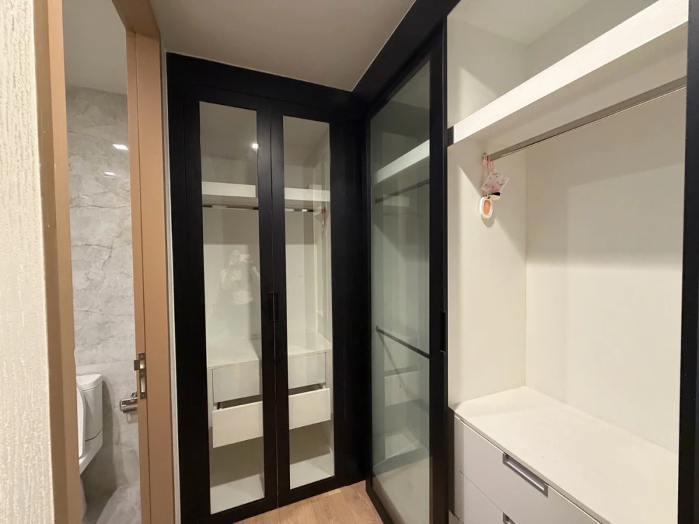 For rent: Noble Around Sukhumvit 33. Spacious and comfortable room, fully furnished and ready to move in. Book now!