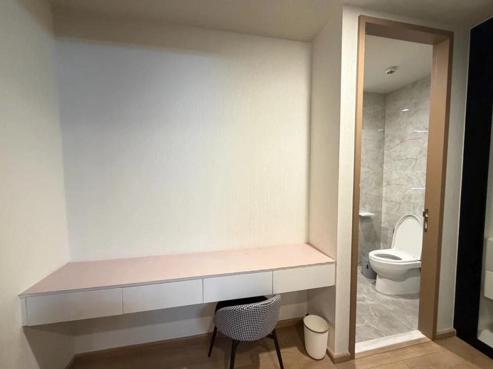 For rent: Noble Around Sukhumvit 33. Spacious and comfortable room, fully furnished and ready to move in. Book now!