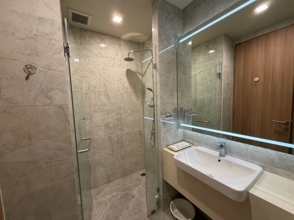 For rent: Noble Around Sukhumvit 33. Spacious and comfortable room, fully furnished and ready to move in. Book now!