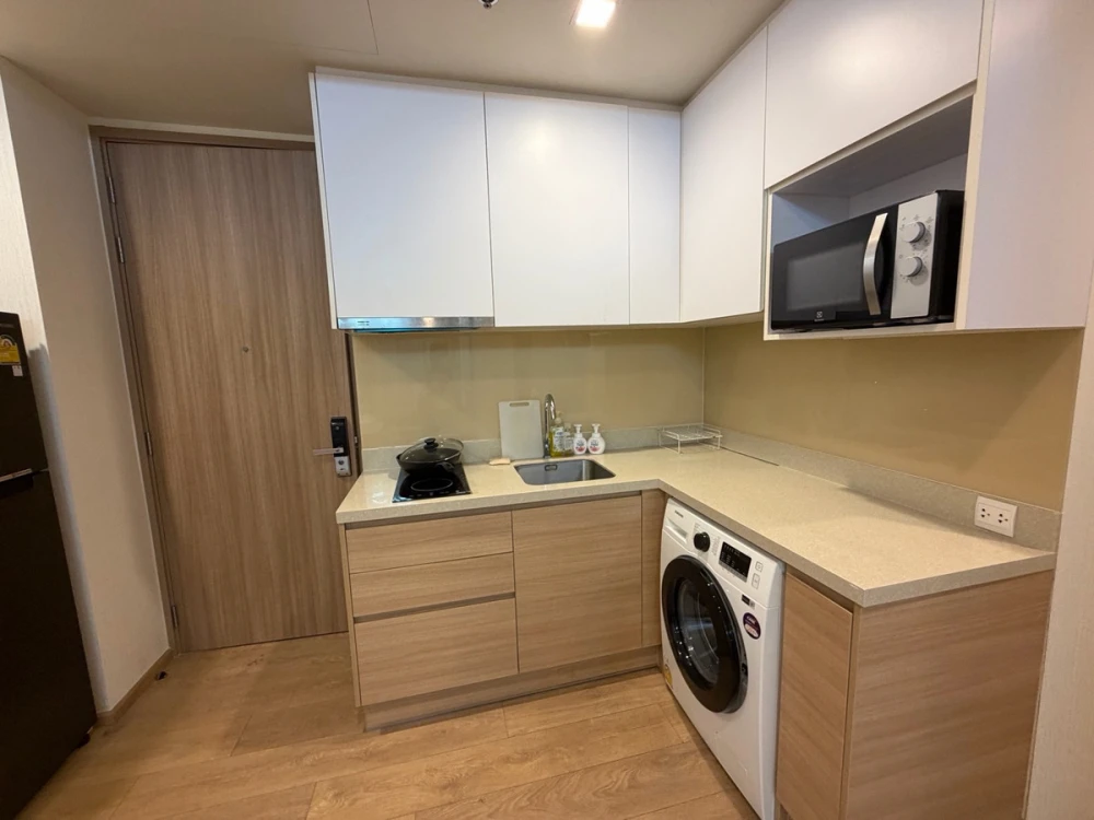 For rent: Noble Around Sukhumvit 33. Spacious and comfortable room, fully furnished and ready to move in. Book now!