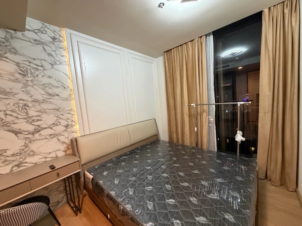 For rent: Noble Around Sukhumvit 33. Spacious and comfortable room, fully furnished and ready to move in. Book now!
