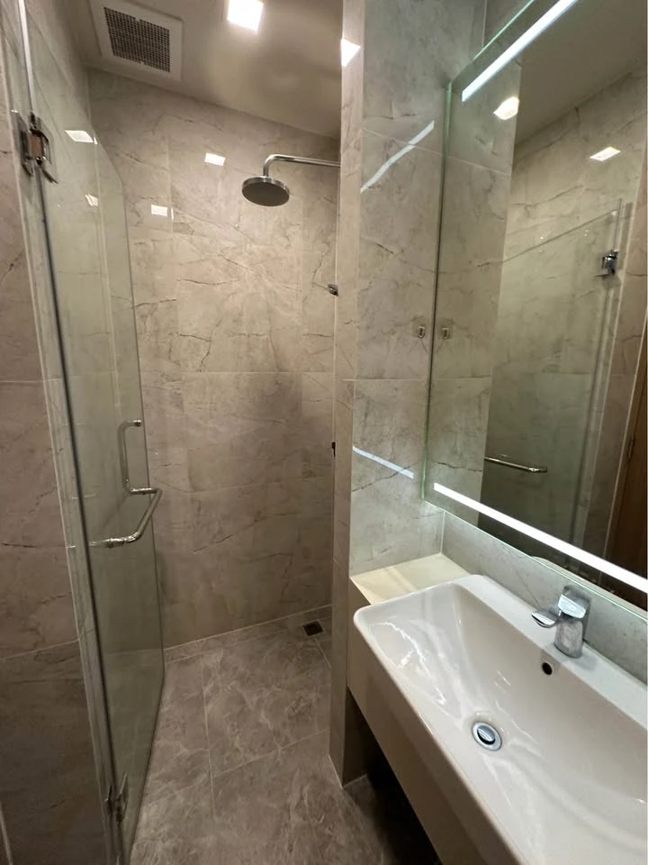 For rent Noble around Sukhumvit 33, 23rd floor, very high, great city view, well decorated, book now before it's gone.