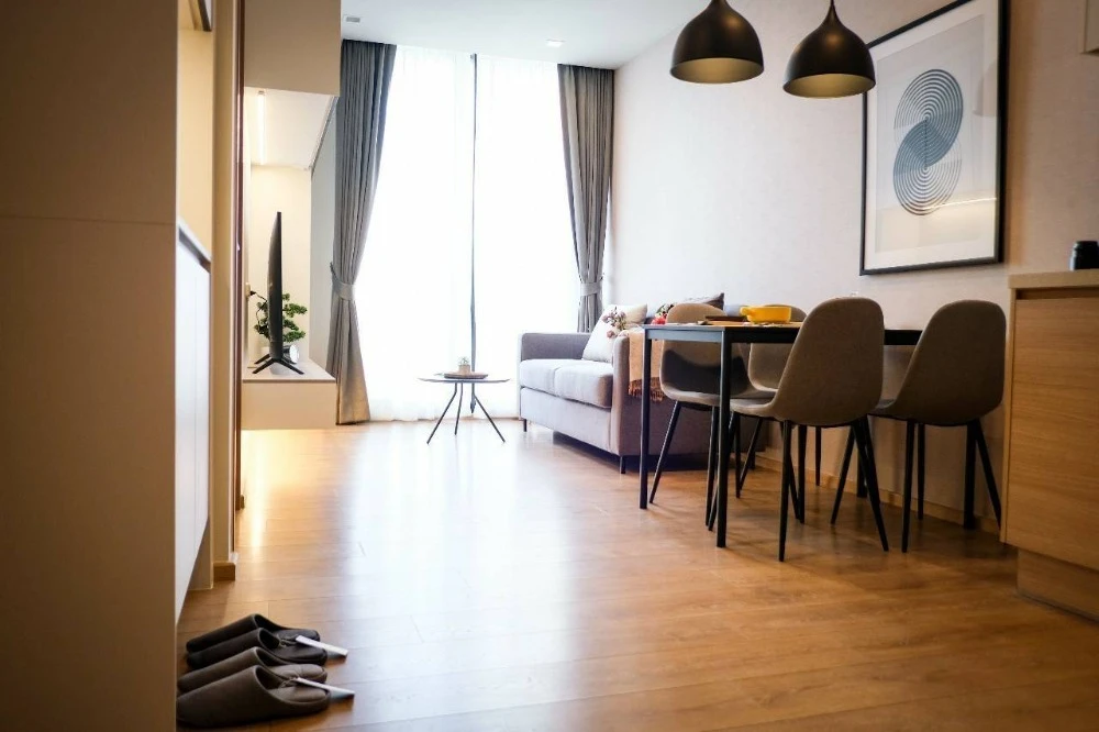 For rent: Noble Be Sukhumvit 33, 5th floor. A lovely unit with complete furnishings. Book now!