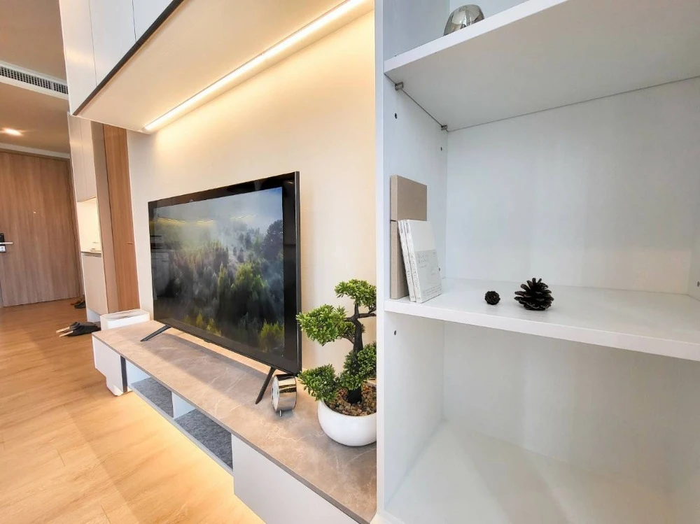 For rent: Noble Be Sukhumvit 33, 5th floor. A lovely unit with complete furnishings. Book now!