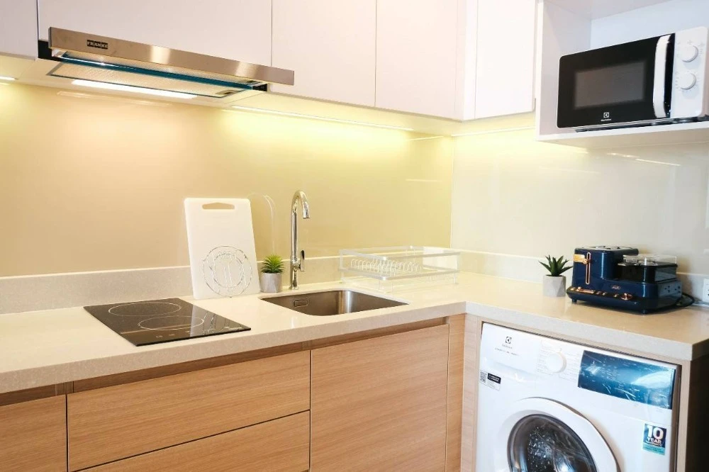 For rent: Noble Be Sukhumvit 33, 5th floor. A lovely unit with complete furnishings. Book now!