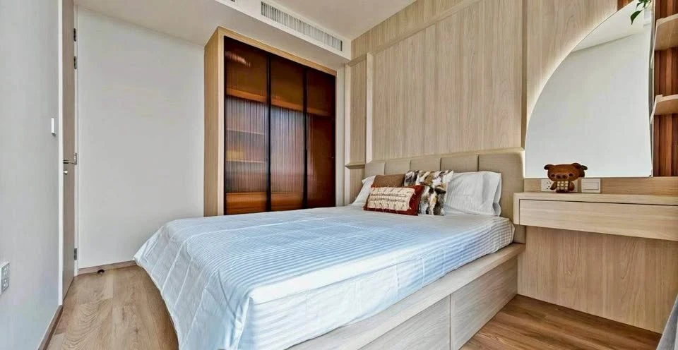 For rent: Noble Form Thonglor, 2 bedrooms, 2 bathrooms. Every room has an unobstructed view of Thonglor. This is a must-see!