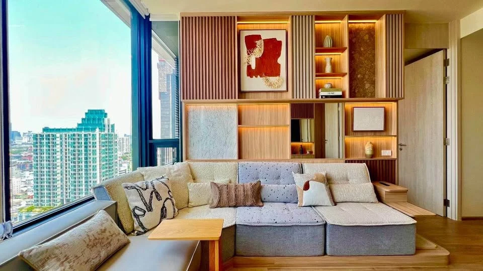 For rent: Noble Form Thonglor, 2 bedrooms, 2 bathrooms. Every room has an unobstructed view of Thonglor. This is a must-see!