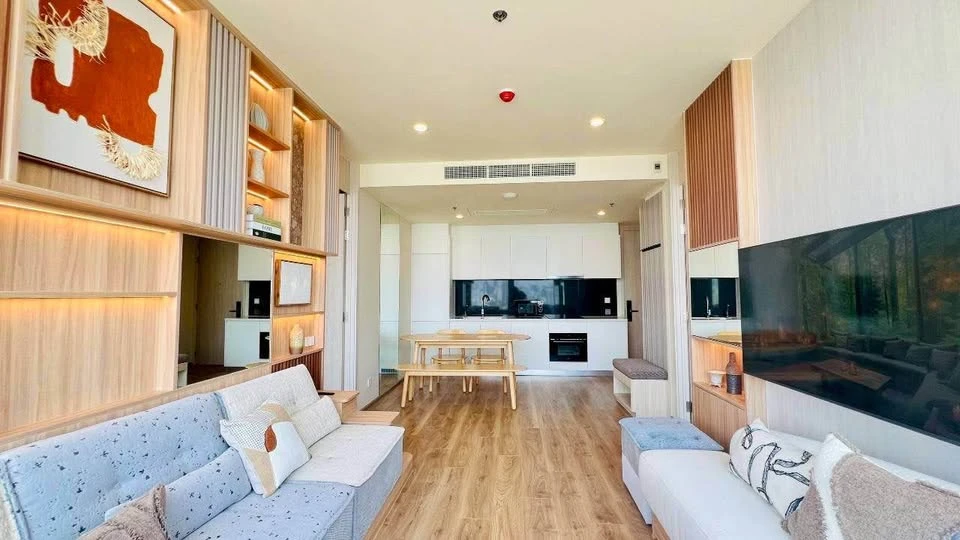 For rent: Noble Form Thonglor, 2 bedrooms, 2 bathrooms. Every room has an unobstructed view of Thonglor. This is a must-see!