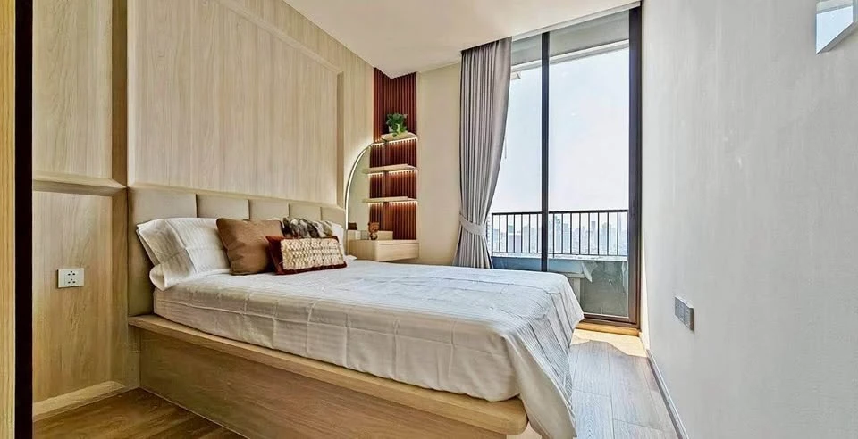 For rent: Noble Form Thonglor, 2 bedrooms, 2 bathrooms. Every room has an unobstructed view of Thonglor. This is a must-see!