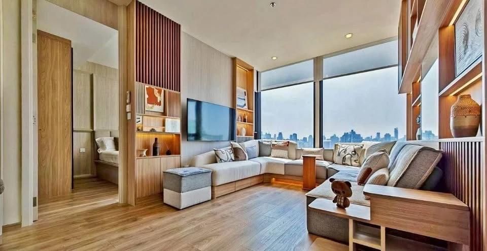 For rent: Noble Form Thonglor, 2 bedrooms, 2 bathrooms. Every room has an unobstructed view of Thonglor. This is a must-see!