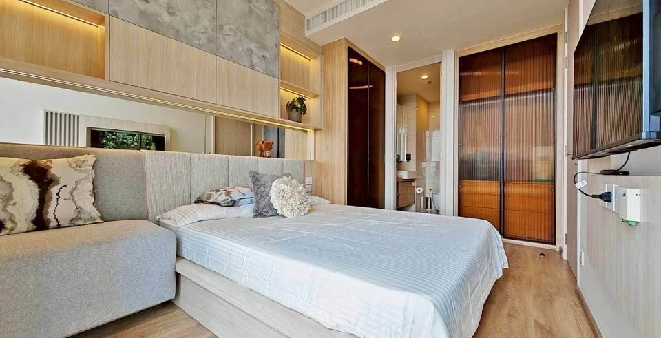 For rent: Noble Form Thonglor, 2 bedrooms, 2 bathrooms. Every room has an unobstructed view of Thonglor. This is a must-see!