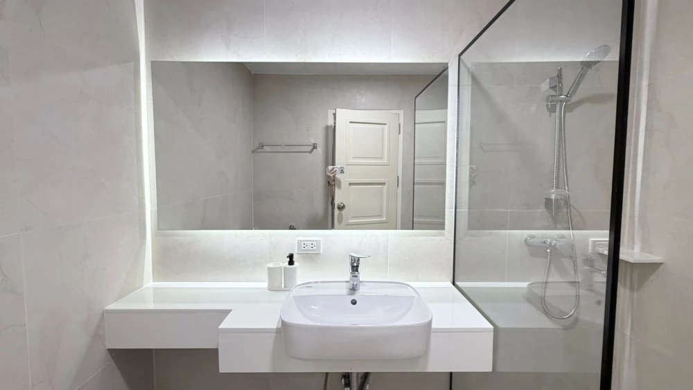 For rent: Noble Lite, 1 bedroom, 1 bathroom, spacious living area, complete amenities. Book now!