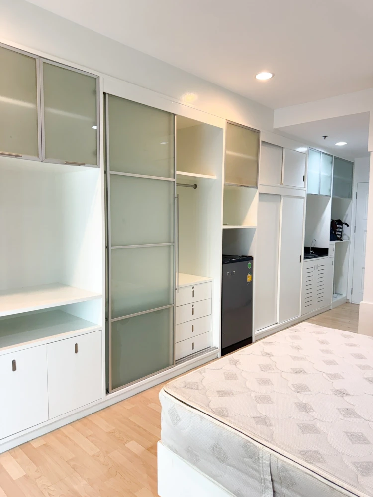 Noble Lite studio apartment for rent, 10th floor and above. Fully furnished with everything you need, ready to move in.