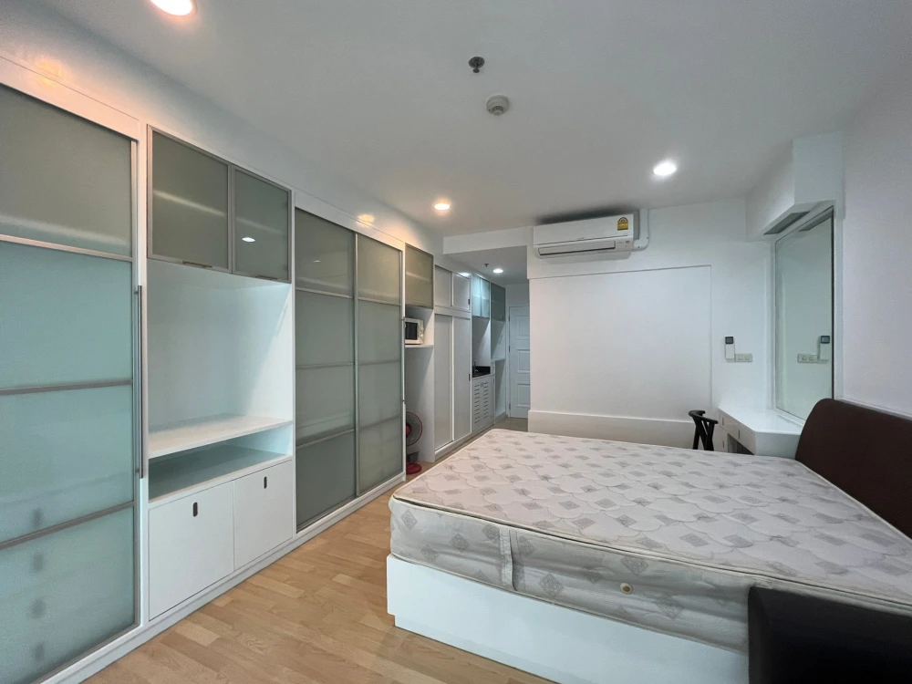 Noble Lite studio apartment for rent, 10th floor and above. Fully furnished with everything you need, ready to move in.