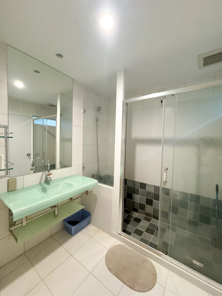 Noble Lite studio apartment for rent, 10th floor and above. Fully furnished with everything you need, ready to move in.