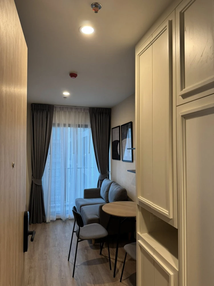 For rent: Noble Nue District R9, corner room, not crowded, decorated in a cool tone, comes with complete furniture and appliances. Reserve now!