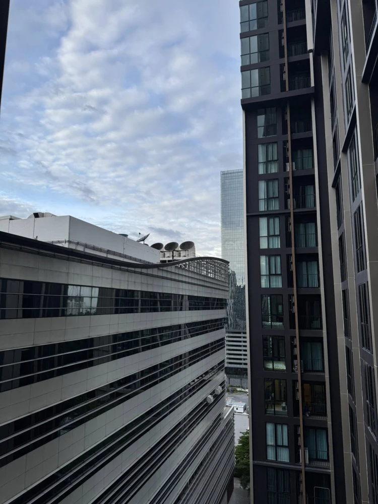 For rent: Noble Nue District R9, corner room, not crowded, decorated in a cool tone, comes with complete furniture and appliances. Reserve now!