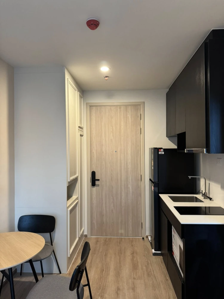 For rent: Noble Nue District R9, corner room, not crowded, decorated in a cool tone, comes with complete furniture and appliances. Reserve now!
