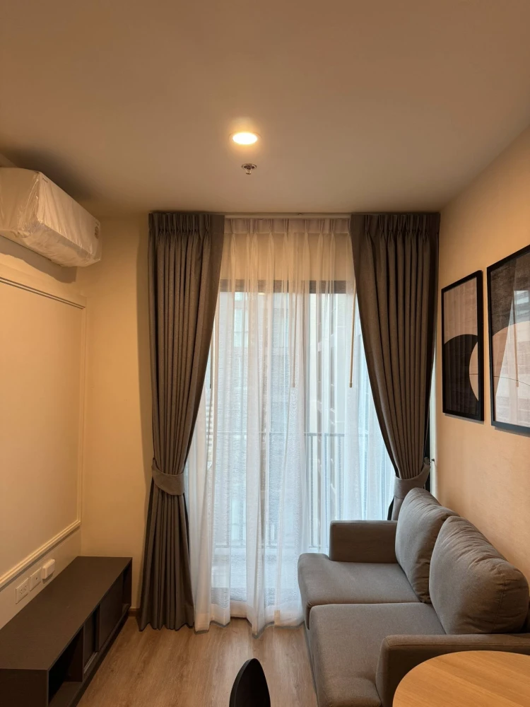 For rent: Noble Nue District R9, corner room, not crowded, decorated in a cool tone, comes with complete furniture and appliances. Reserve now!