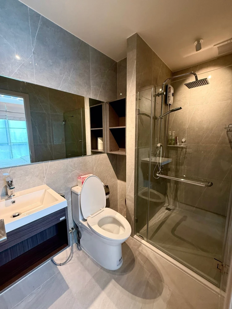 For rent: Noble Nue District R9, stunningly decorated unit with high-quality built-in furniture. Complete amenities. Book now!