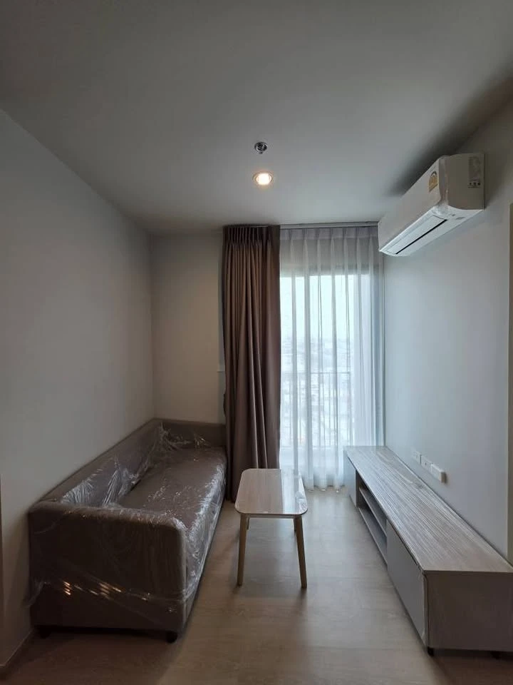 Noble NUE Mega Plus Bangna for rent, a lovely room with complete furniture and appliances. Just bring your bags and move in!
