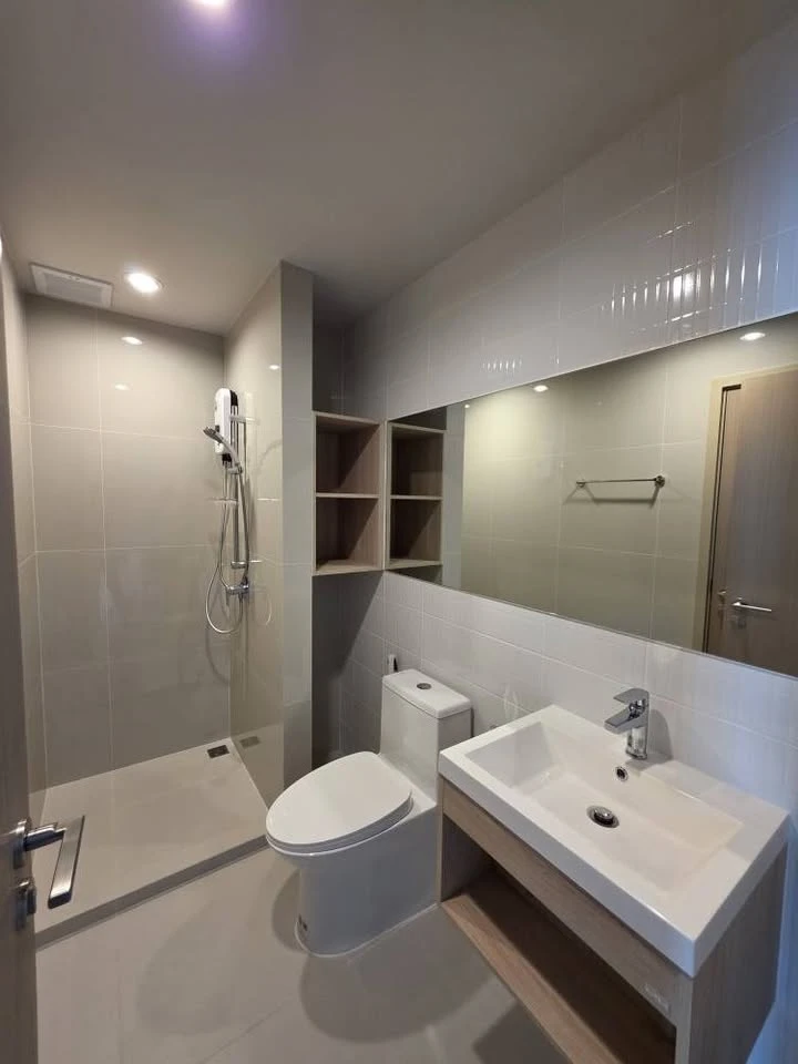 Noble NUE Mega Plus Bangna for rent, a lovely room with complete furniture and appliances. Just bring your bags and move in!
