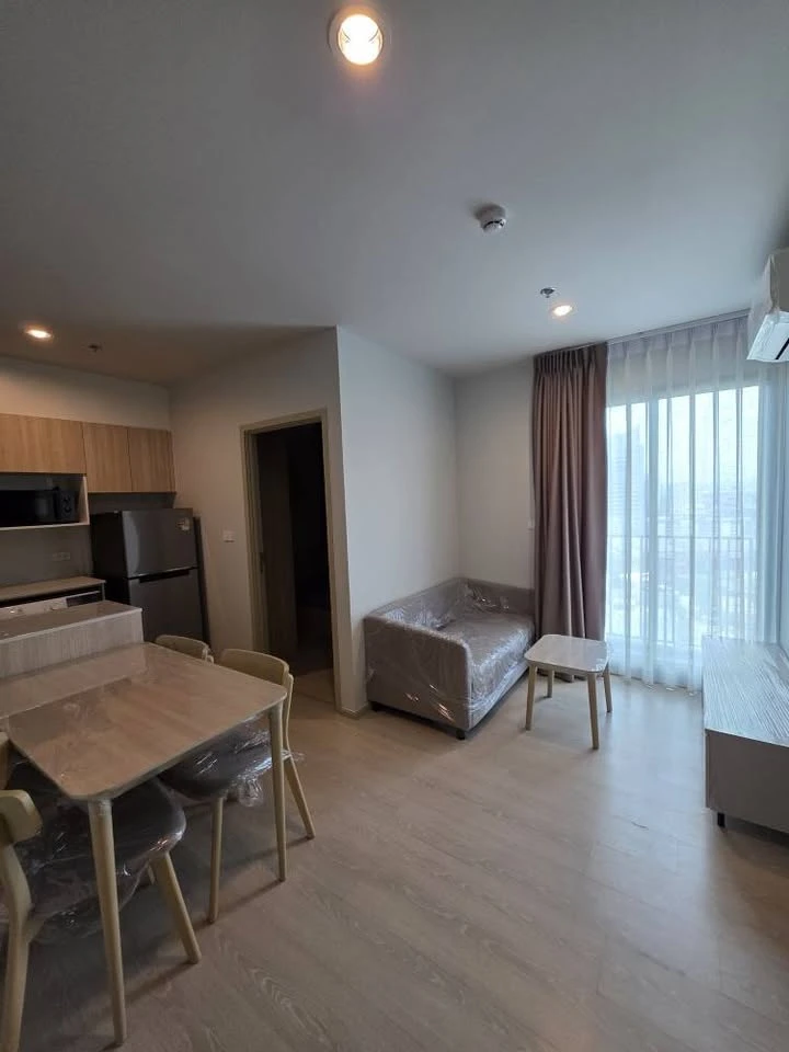 Noble NUE Mega Plus Bangna for rent, a lovely room with complete furniture and appliances. Just bring your bags and move in!