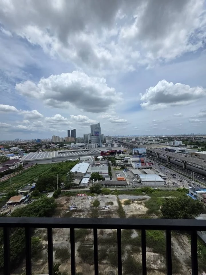 Noble NUE Mega Plus Bangna for rent, a lovely room with complete furniture and appliances. Just bring your bags and move in!