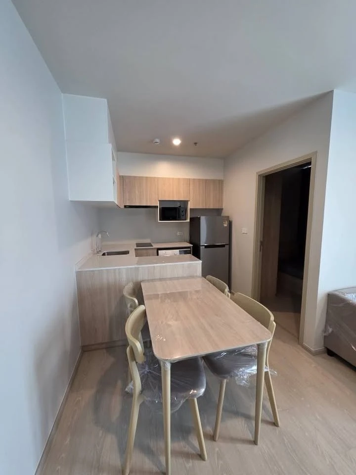 Noble NUE Mega Plus Bangna for rent, a lovely room with complete furniture and appliances. Just bring your bags and move in!