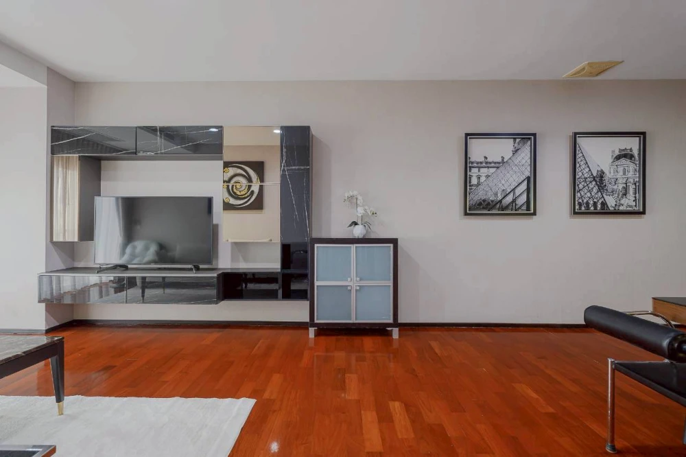 Noble Ora condo for rent, 7th floor. Nice unit, fully furnished. Book now!