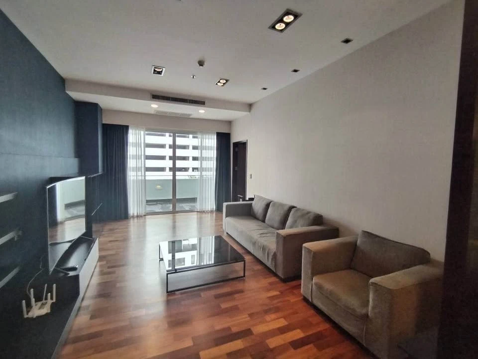 For rent: Noble Ora, spacious and airy room with a ceiling height of 3.6 meters, lots of usable space, don't miss it.