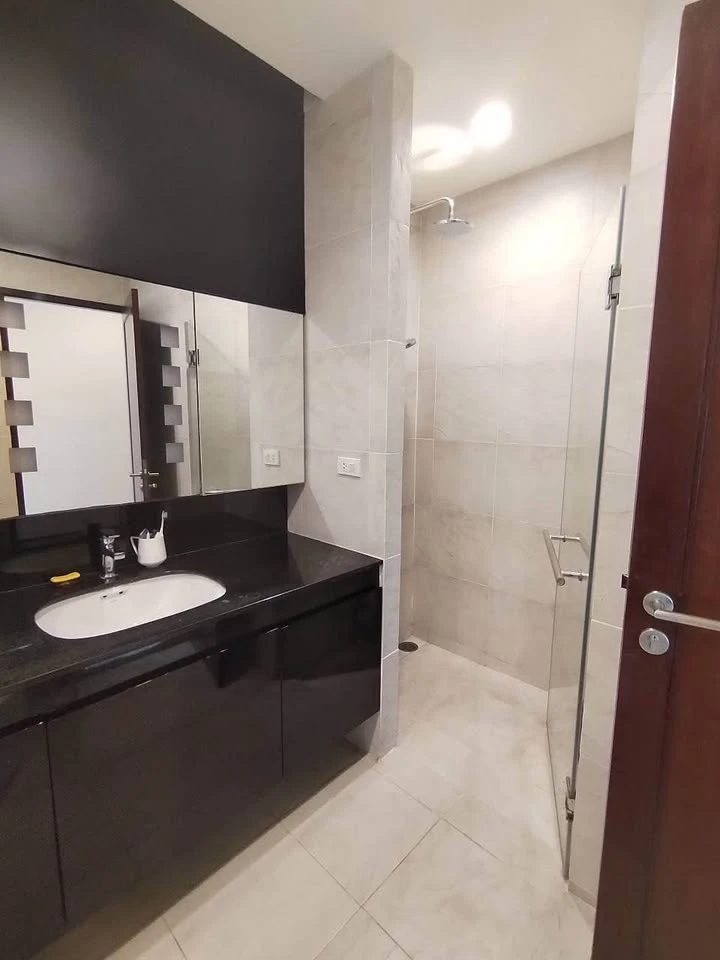 For rent: Noble Ora, spacious and airy room with a ceiling height of 3.6 meters, lots of usable space, don't miss it.