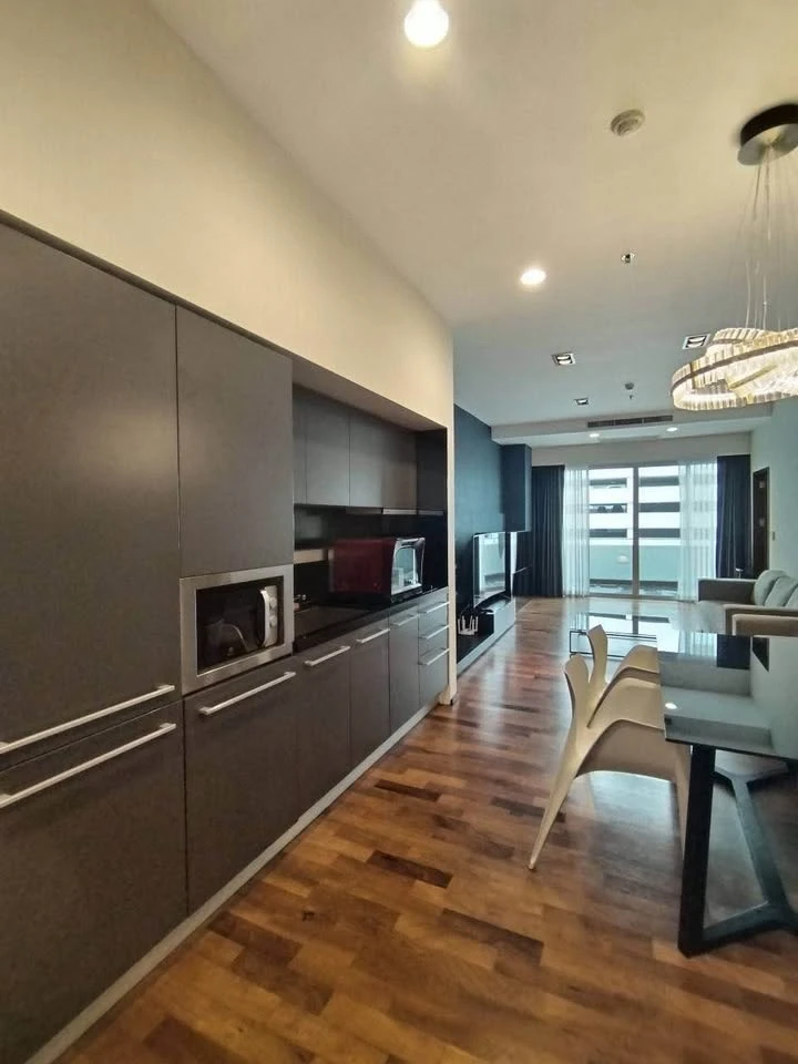For rent: Noble Ora, spacious and airy room with a ceiling height of 3.6 meters, lots of usable space, don't miss it.