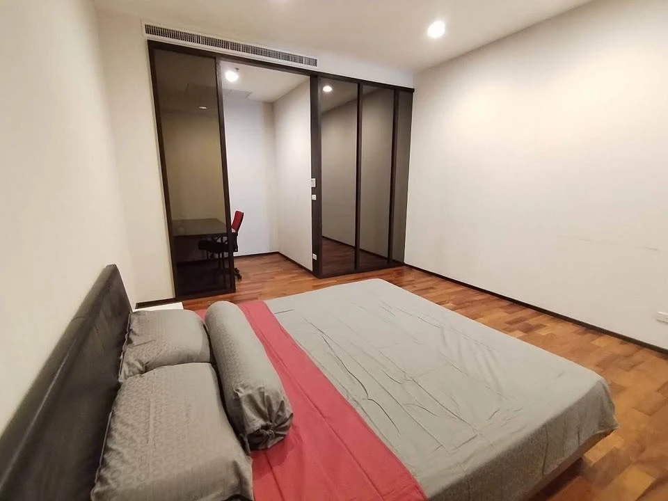 For rent: Noble Ora, spacious and airy room with a ceiling height of 3.6 meters, lots of usable space, don't miss it.