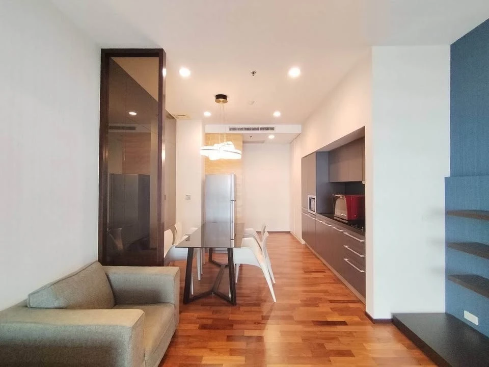 For rent: Noble Ora, spacious and airy room with a ceiling height of 3.6 meters, lots of usable space, don't miss it.