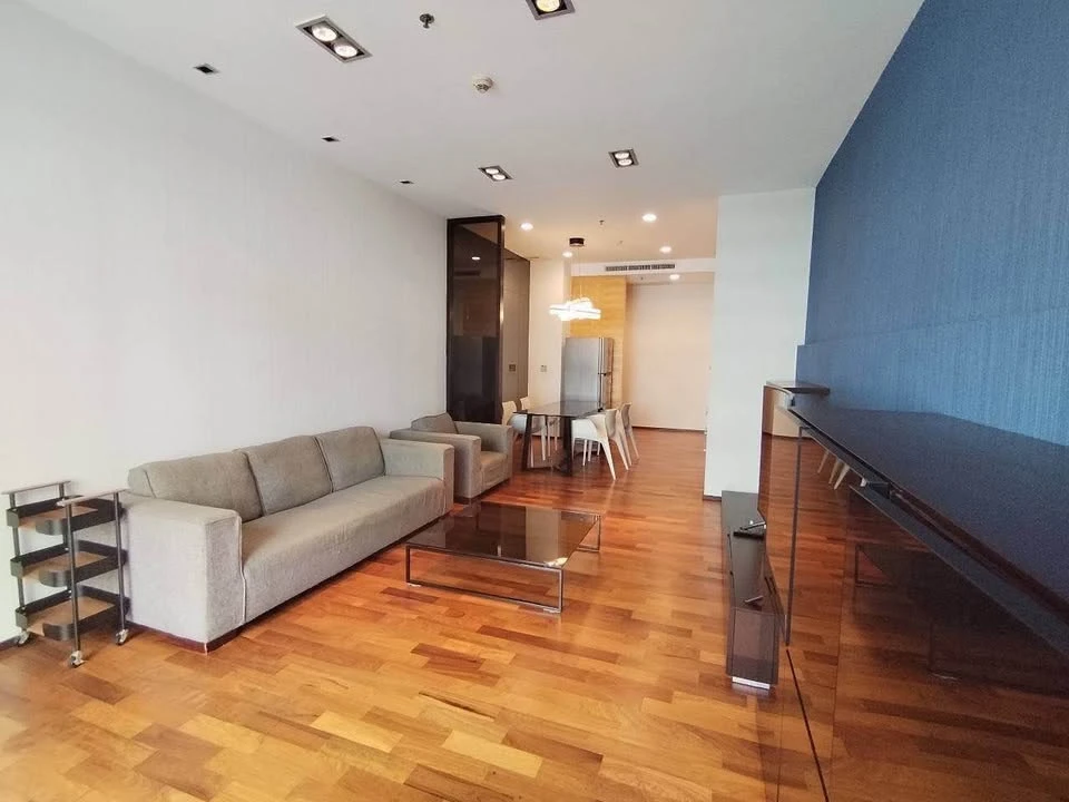 For rent: Noble Ora, spacious and airy room with a ceiling height of 3.6 meters, lots of usable space, don't miss it.