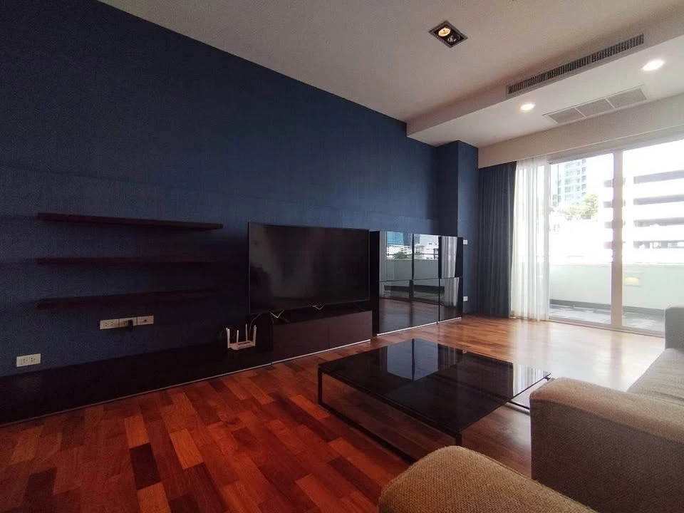 For rent: Noble Ora, spacious and airy room with a ceiling height of 3.6 meters, lots of usable space, don't miss it.