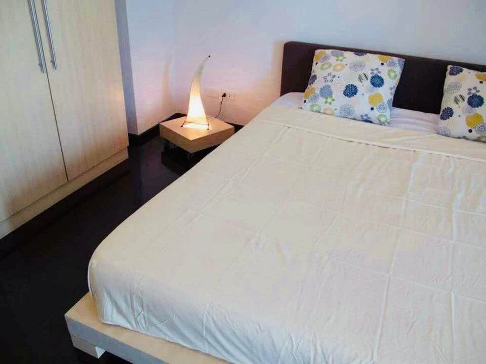 For rent: Noble Ora, very spacious room, plenty of usable space, same floor as common area, very convenient, must book.