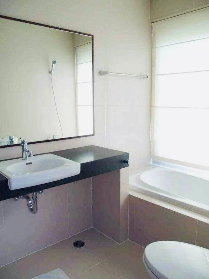 For rent: Noble Ora, very spacious room, plenty of usable space, same floor as common area, very convenient, must book.