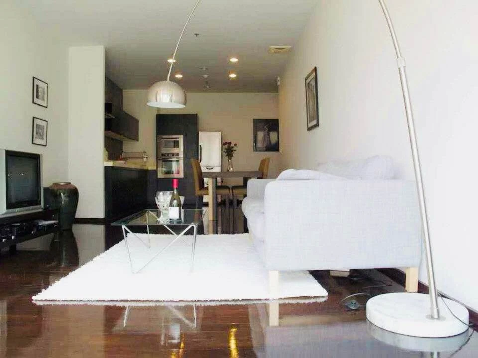 For rent: Noble Ora, very spacious room, plenty of usable space, same floor as common area, very convenient, must book.