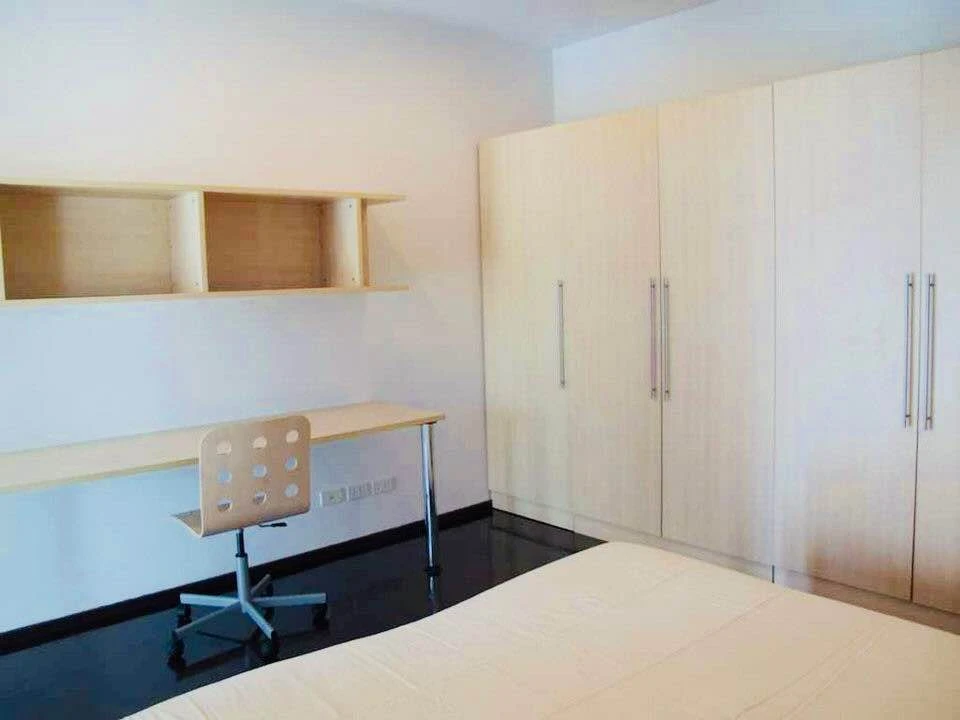 For rent: Noble Ora, very spacious room, plenty of usable space, same floor as common area, very convenient, must book.